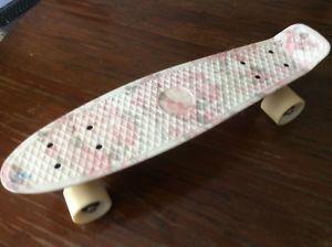 PATINETA PENNY BOARD BLACK WHITE