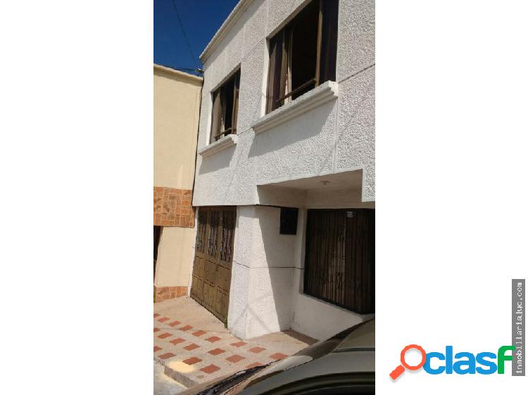 SE VENDE CASA POR EL CENTRO DE ARMENIA Q.