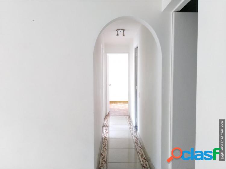 VENDO EXCELENTE APARTAMENTO MAZUREN