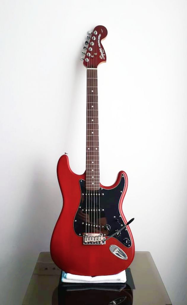 Guitarra Fender Squire Stratocaster Rojo Satín Palo de