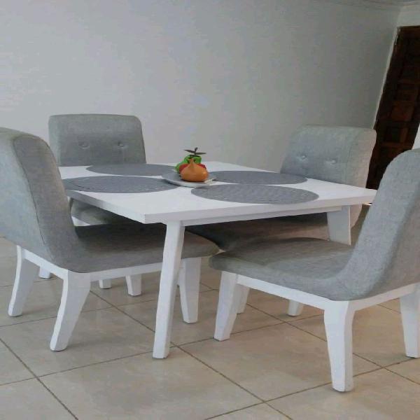 Comedor de 4 puestos, mesa blanca y sillas grises. Tela Lino