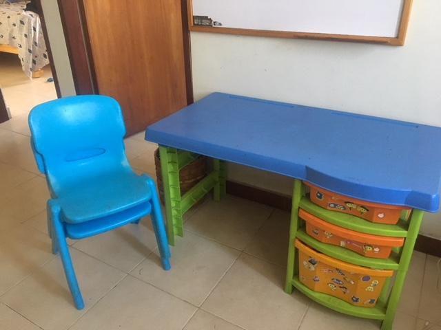 escritorio infantil y sillas