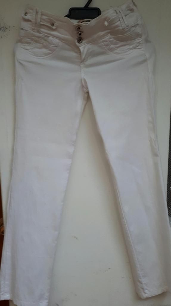 Vendo Pantalón licrado, color Blanco talla 8