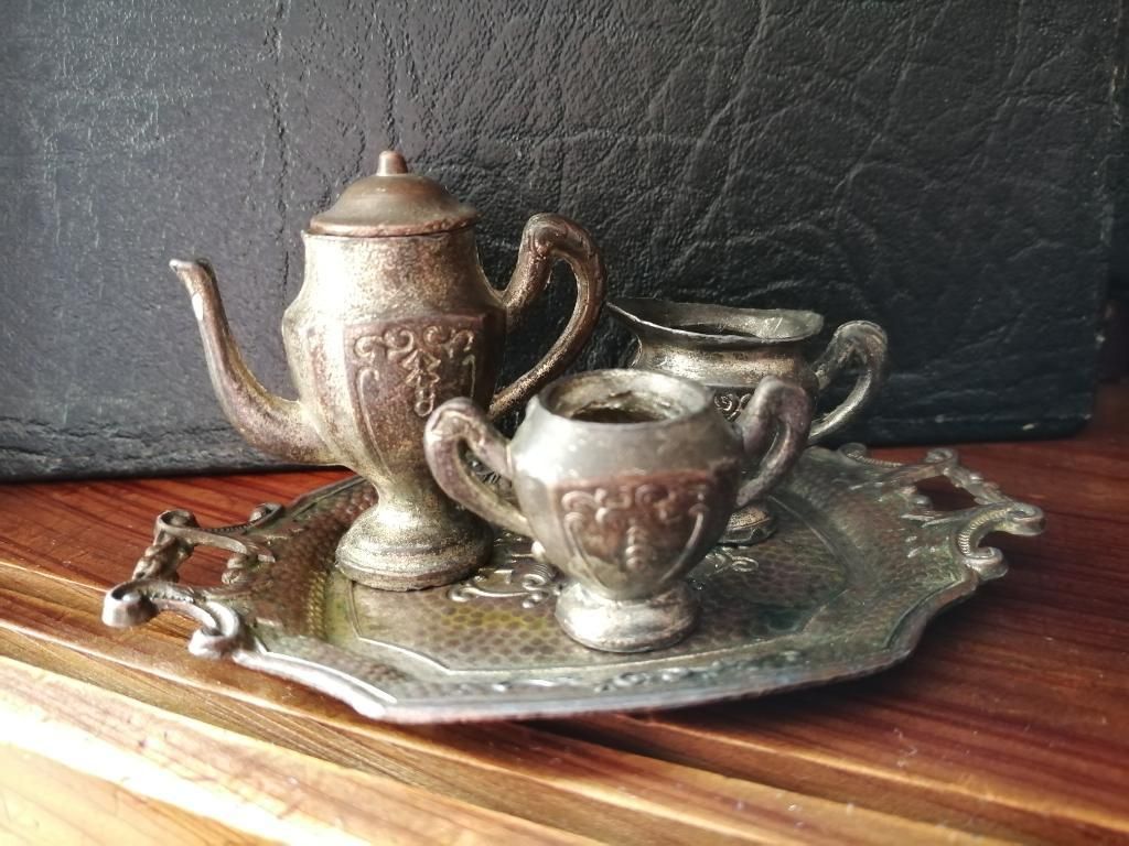 Antiguo Juego de Té en Miniatura