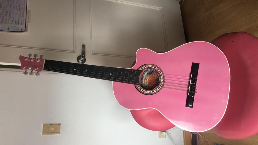 Guitarra color rosado  cel 