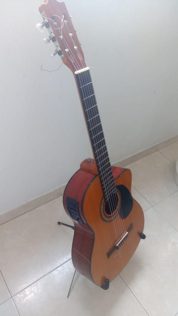 Guitarra sevillana semiacustica con estuche incluido