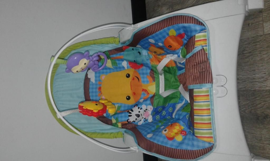 Vendo silla mesedora para bebe es musical y tiene vibracion