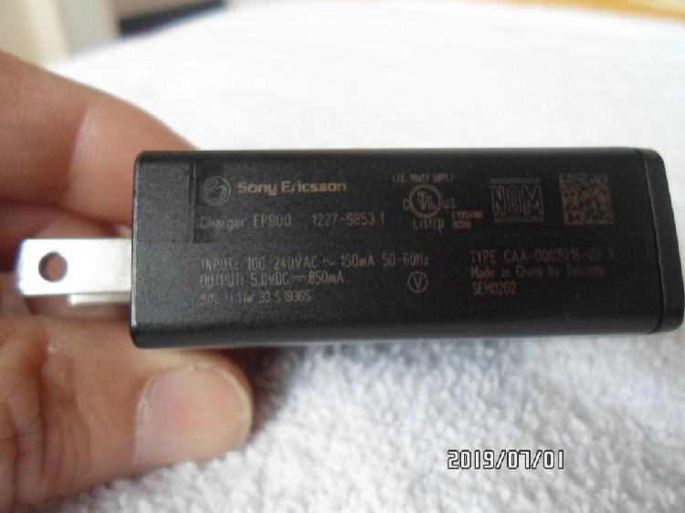 Cargador Original Sony 850 mAh y Cable USB