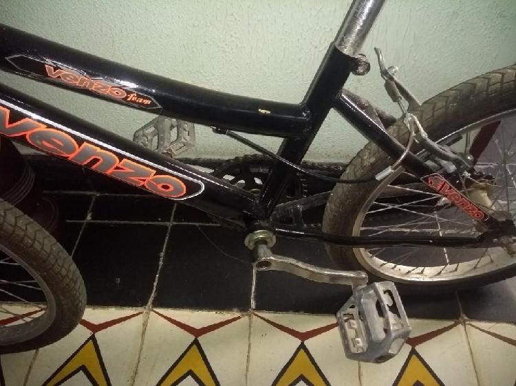 Bicicleta BMX recien pintada llantas nuevas