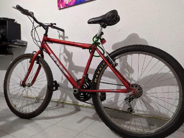 Bicicleta GW Roja Todoterreno Casco