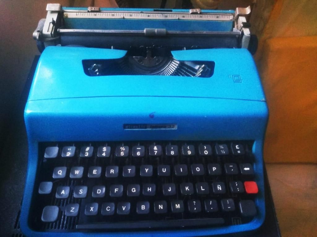 Maquina escribir VINTAGE marca Olivetti