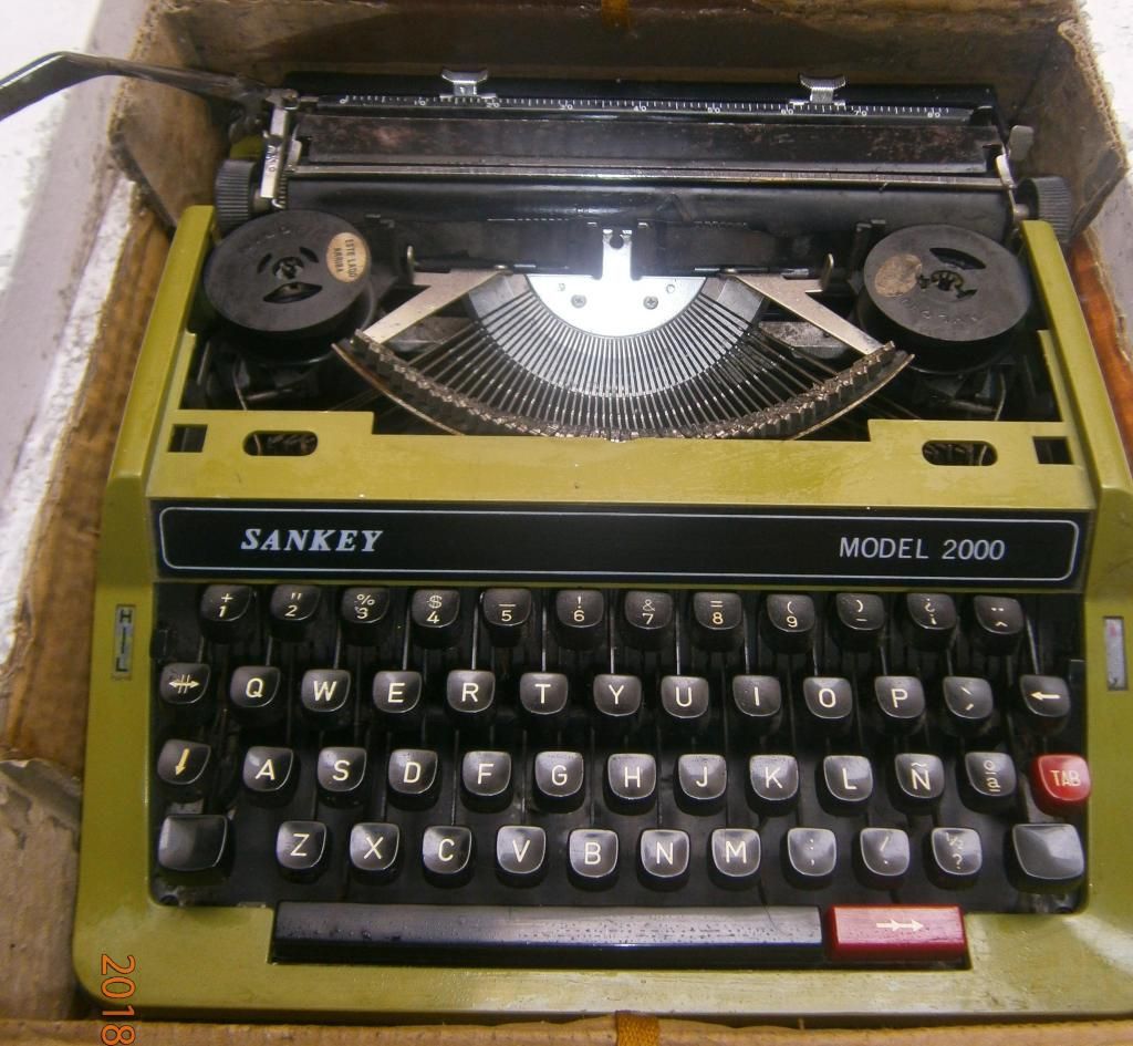 Máquina de escribir conforme a la foto, antiguedad 30mil