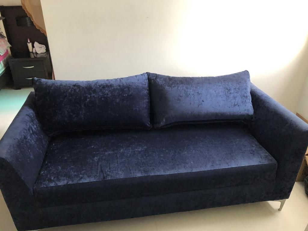 Hermoso sofa azul rey
