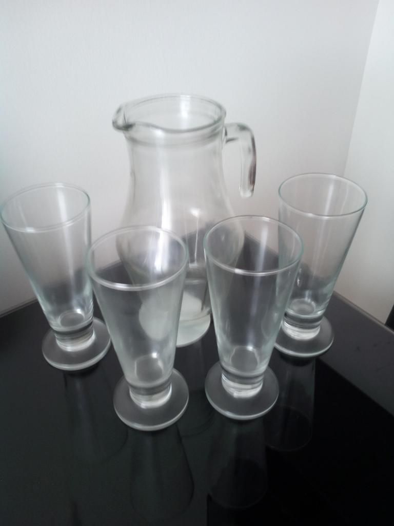 Jarra con 4 vasos en forma de copas