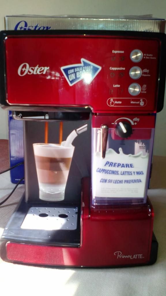 Máquina para Cappuccino Oster.