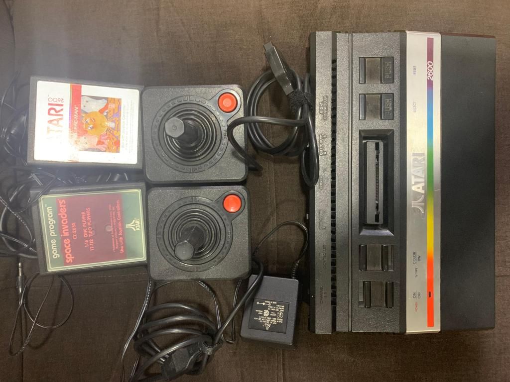 Consola Atari  Jr y 2 juegos: Space Invaders y Ms Pacman