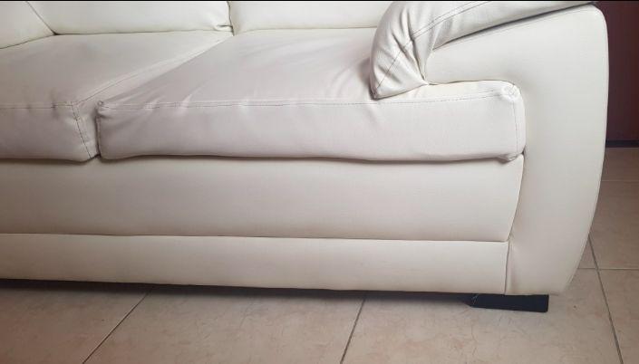 Sofa blanco de dos puestos.