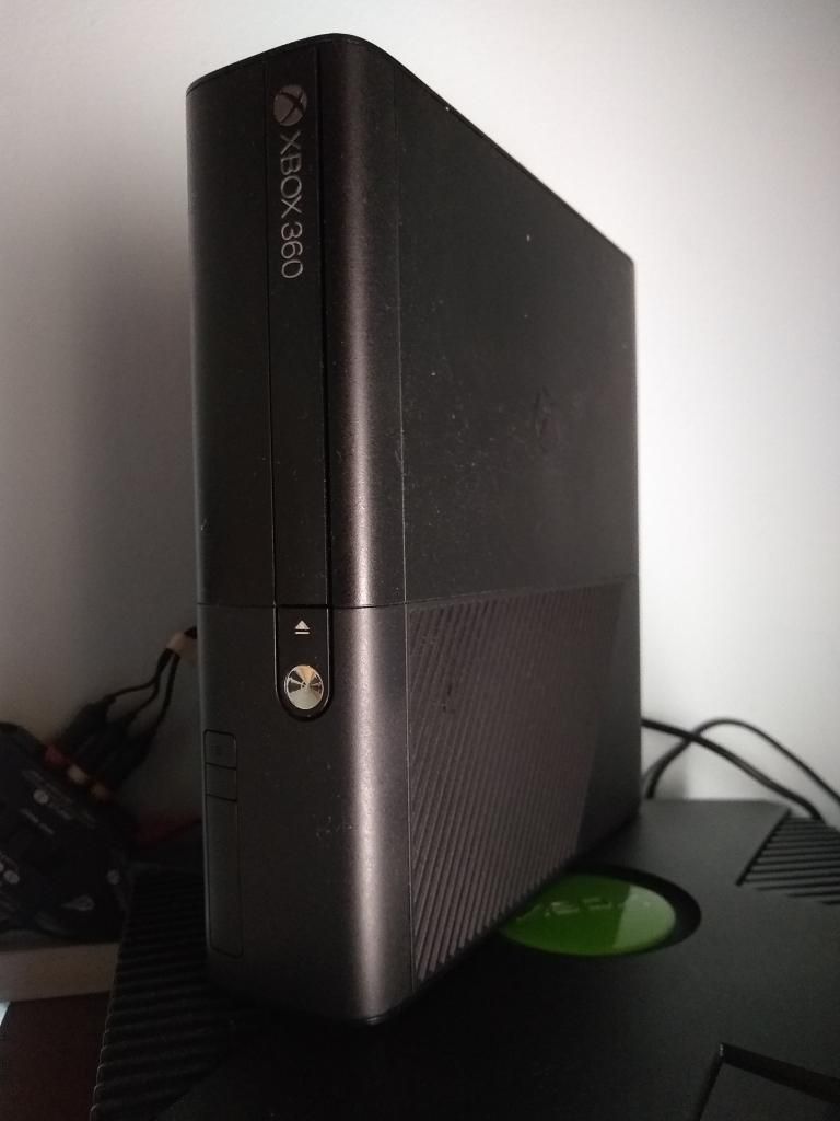 Vendo Xbox360 E sin Control Dos Juegos