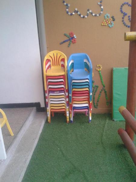 Vendo sillas de plástico para niños