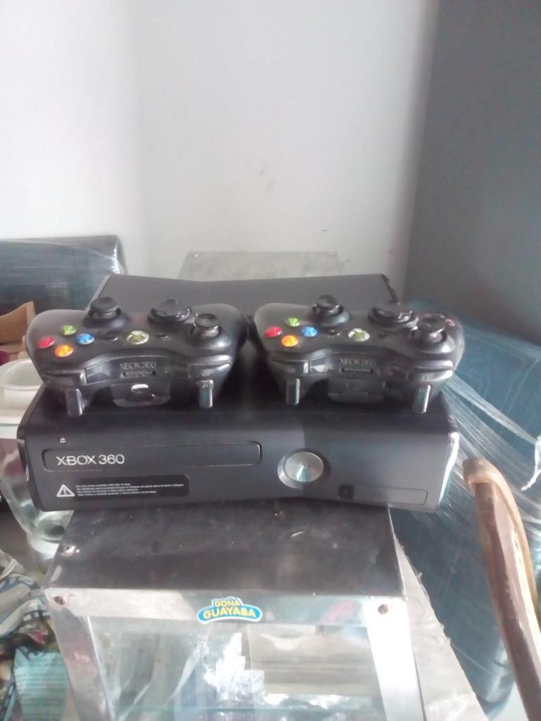 Xbox Slim en Buen Estado 2 Controles