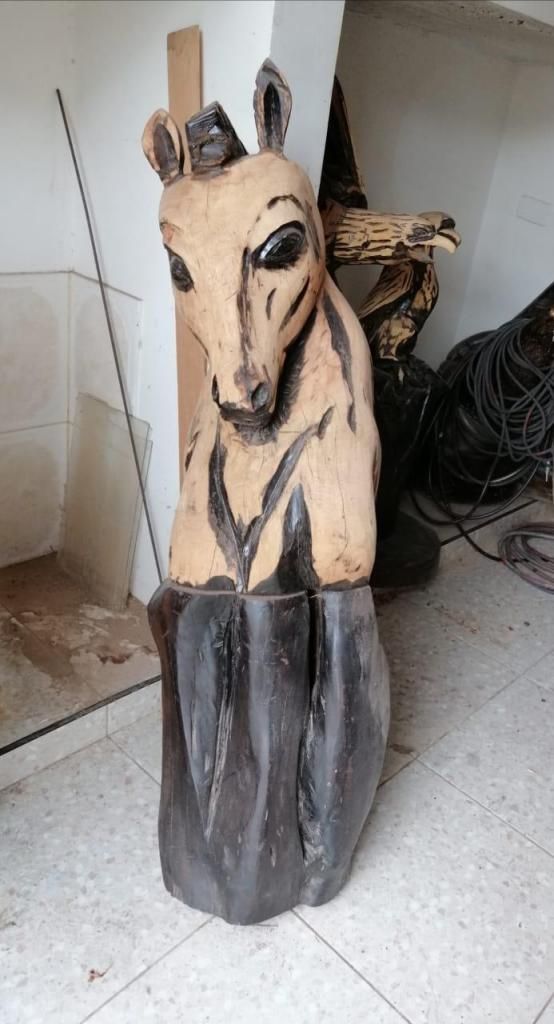 Escultura caballo fabricada en moto sierra