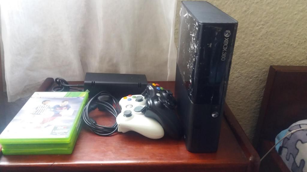 Xbox 360 E Sin Chip Excelente Estado 2 controles Fifa 16,