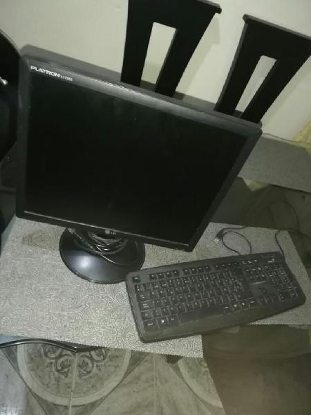 Monitor Lg Y Teclado en Buen Estado