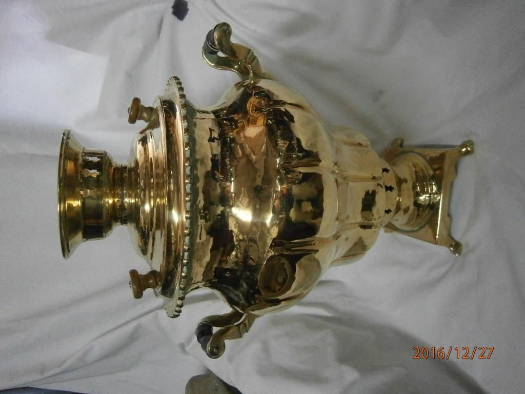 SAMOVAR RUSO EN BRONCE GRANDE CON CUATRO SELLOS DECORATIVO.