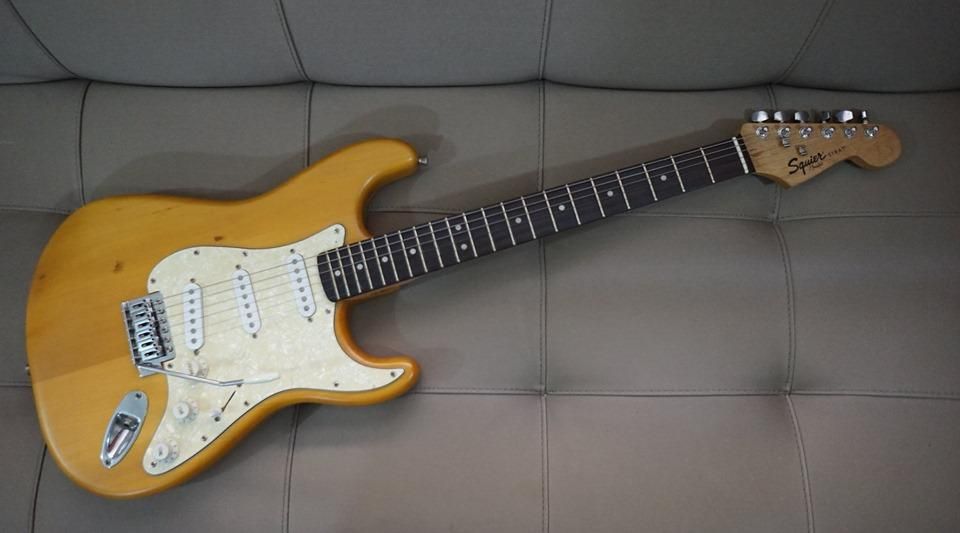 SQUIER STRAT NATURAL FINISH EXCELENTES CONDICIONES CLAVIJAS