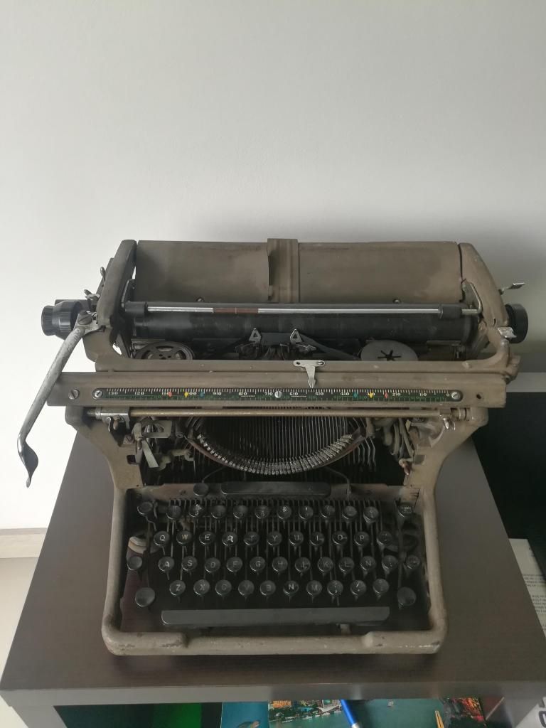 Se vende máquina de escribir antigua 