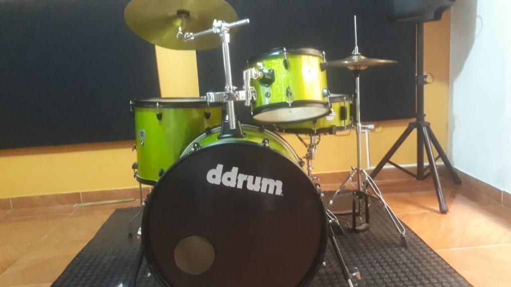 Batería D Drum en Perfecto Estado