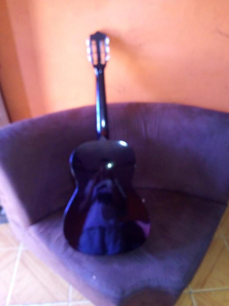 Vendo guitarra acustica restaurada  o whatsaap