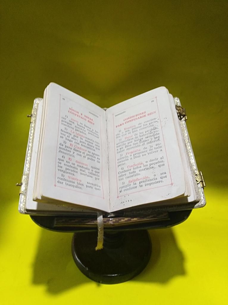atril en miniatura con biblia catolica