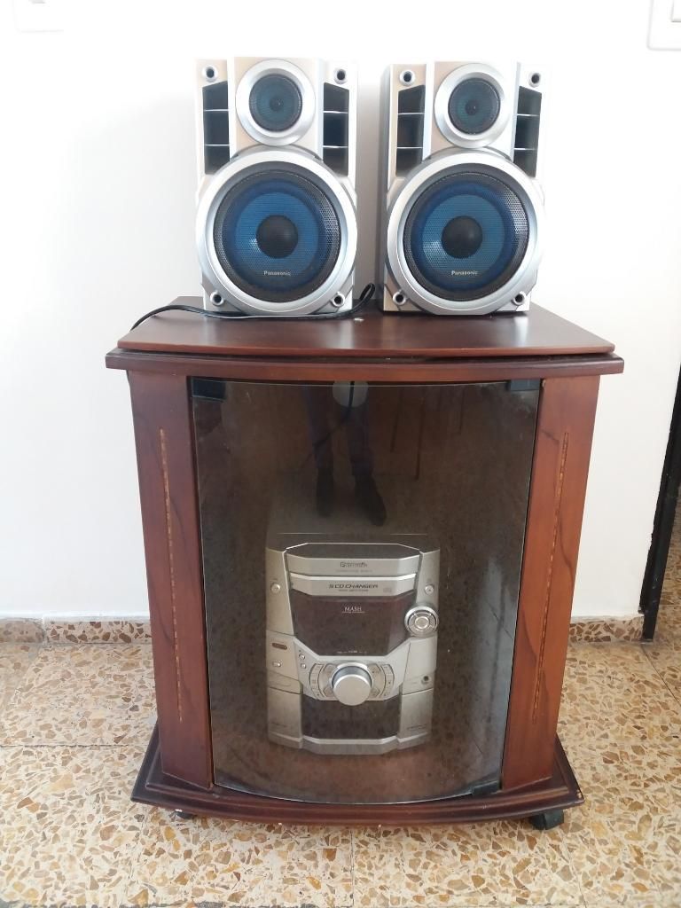 Equipo de Sonido con Mueble