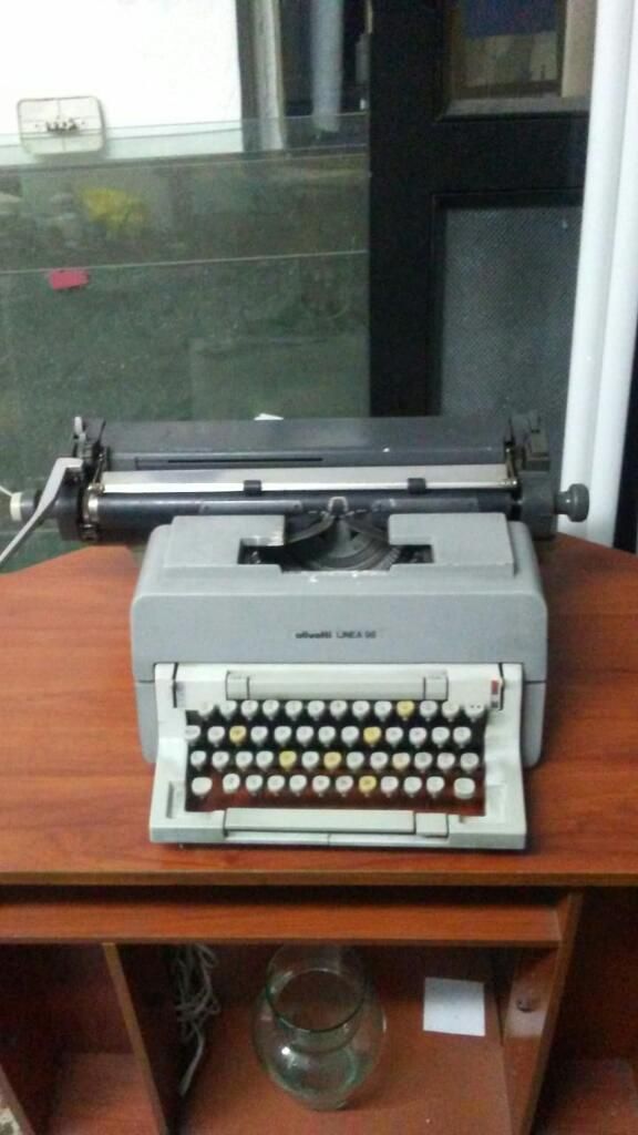 Maquina de Escribir Olivetti Linea 98