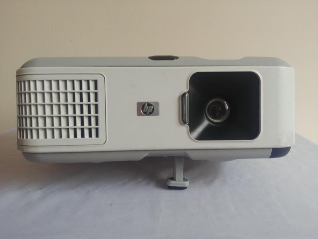 Proyector de video HP  lumens, HDMI, ideal para ver