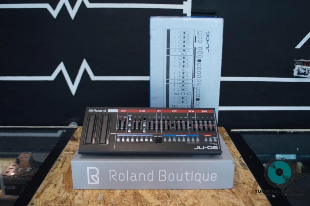 Sintetizador Roland Boutique Ju06