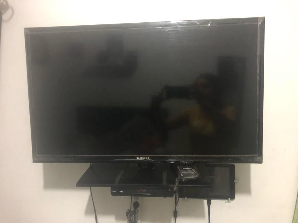 Tv Led Samsung 32' con Base de Pared