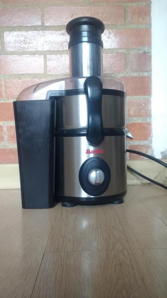 Extractor de jugos plateado