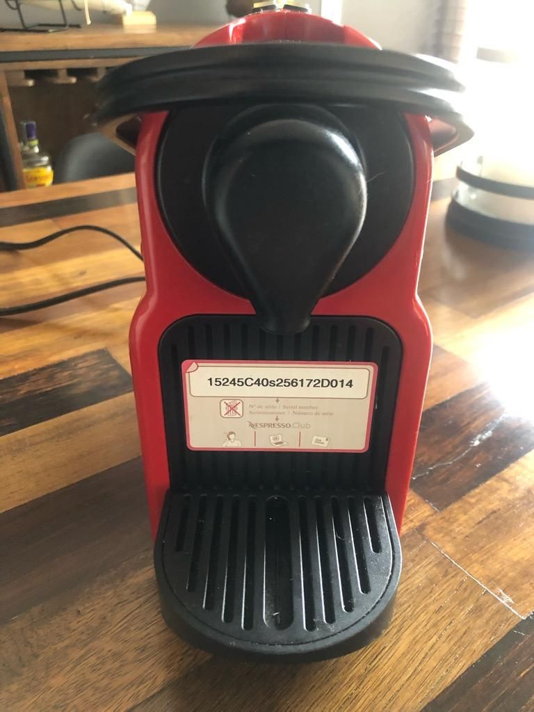 Maquina Nespresso Inissia Roja
