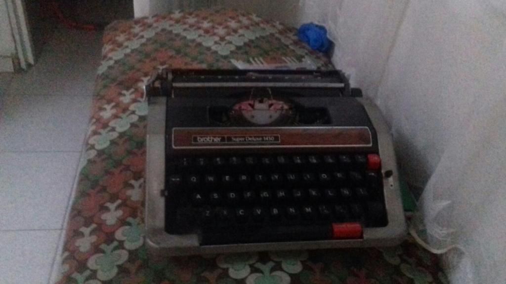 Máquina de escribir clásica Brother