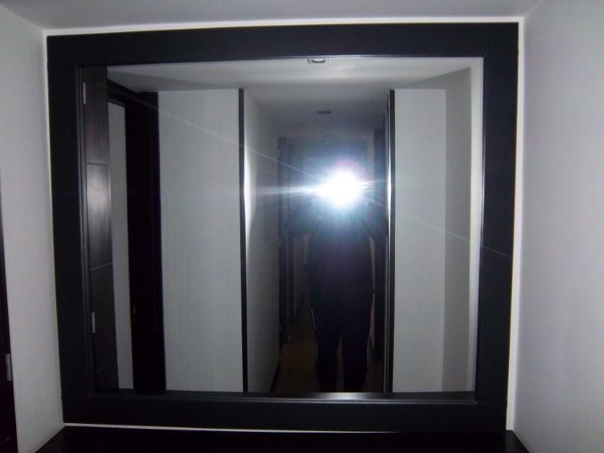 Bonito Espejo de 150 X 130 cms, con marco forrado en prana