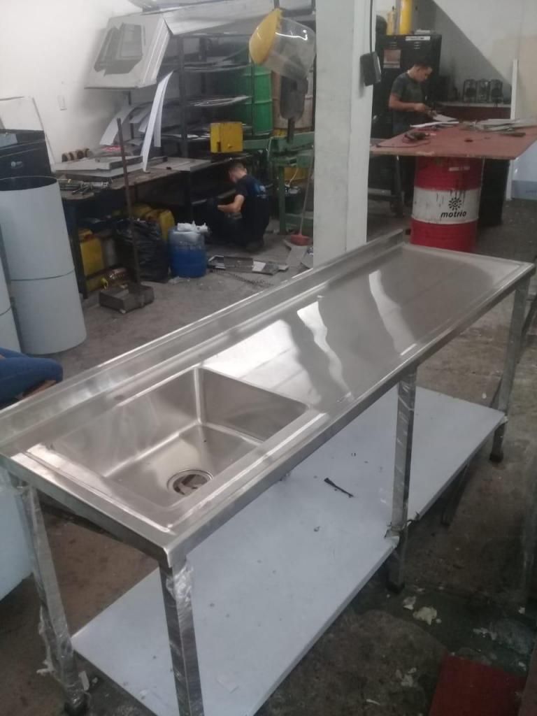 MESON EN ACERO