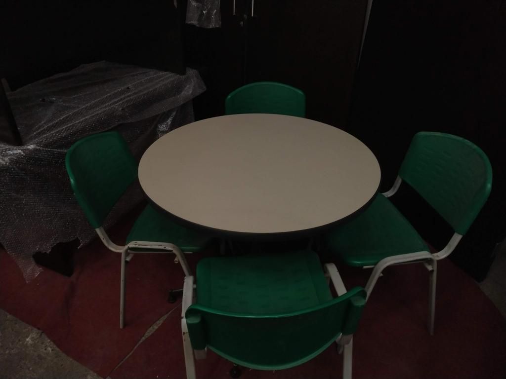 juego de mesa y 4 sillas, usado en muy buen estado, usado,