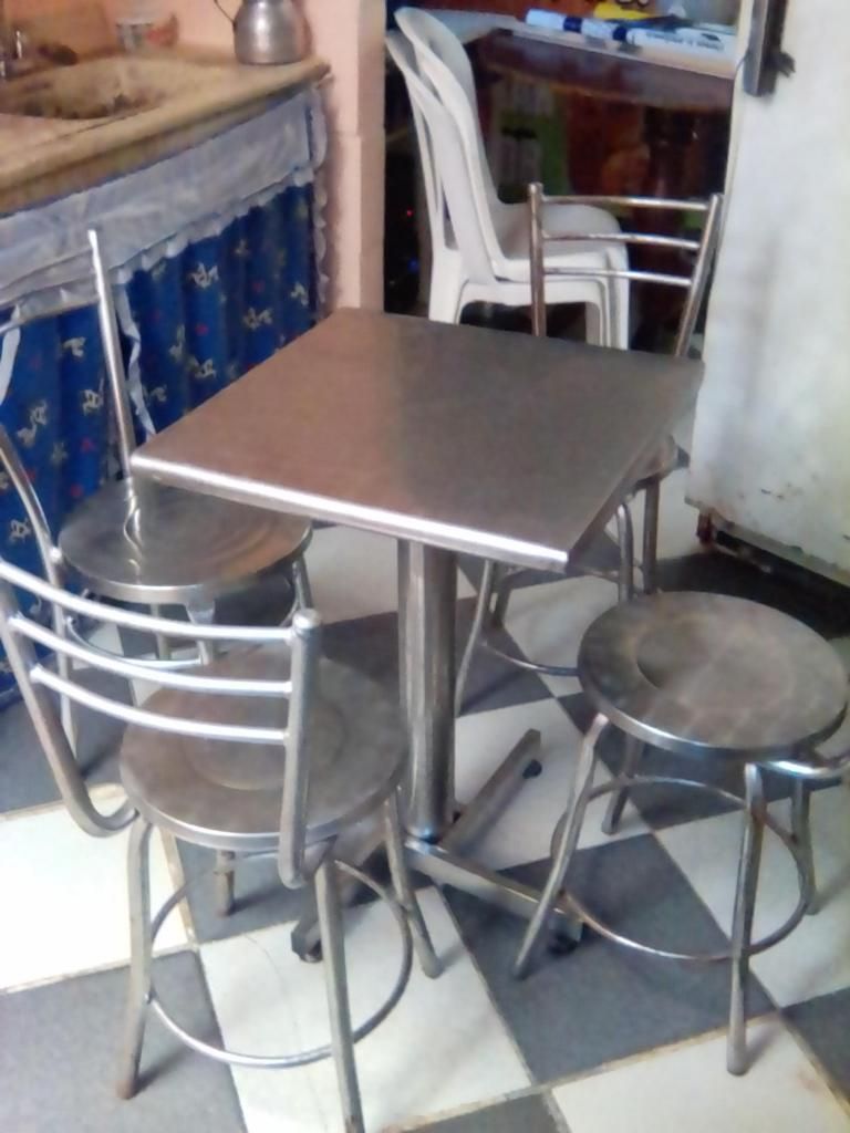 mesa y sillas en acero inoxidable
