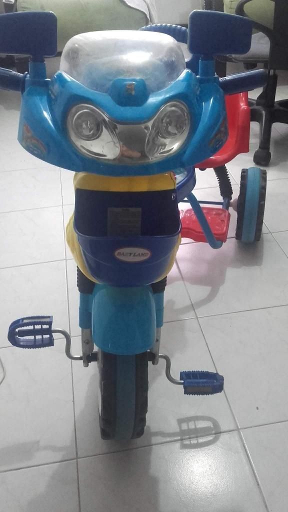 triciclo azul