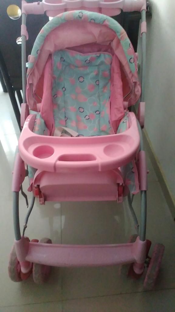 Coche y mesedora armable rosado para niña