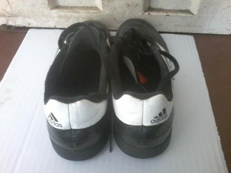 Guayos color negro, marca Adidas, usados como nuevos, para