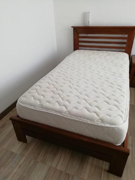 Vendo cama de madera fina con colchón.