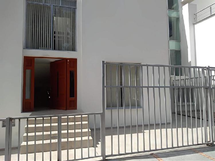 Vendo casa Amplia con 7 habitaciones estrato 4 cra 40